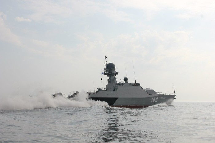 Một loại khinh hạm tàng hình của Hải quân Nga đang rẽ sóng lướt đi trên mặt biển